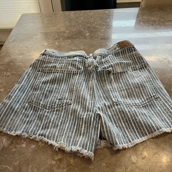 American eagle blue and white pinstripe distressed jean shorts size 8 - Picture 7 of 7